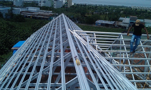 Thi-cong-lap-dung-khung-thep-mai-ngoi-trong-luong-nhe