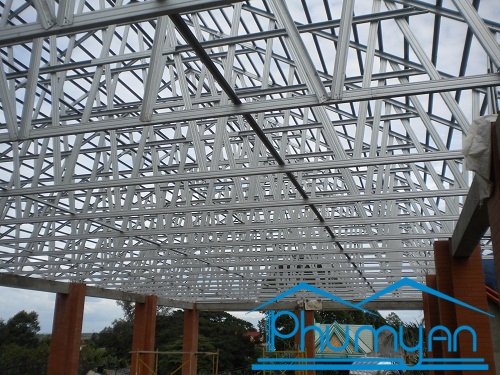 Thi-cong-chuyen-nghiep-khung-keo-thep-mai-ngoi