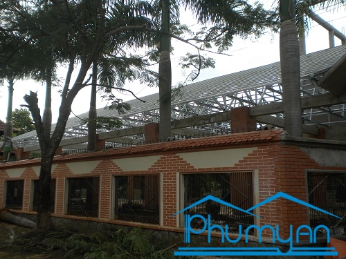 Thi-cong-mai-ngoi-khung-thep