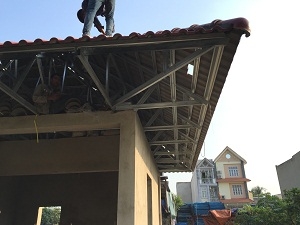 Thi-cong-khung-keo-thep-mai-ngoi-quan-9-TP-HCM