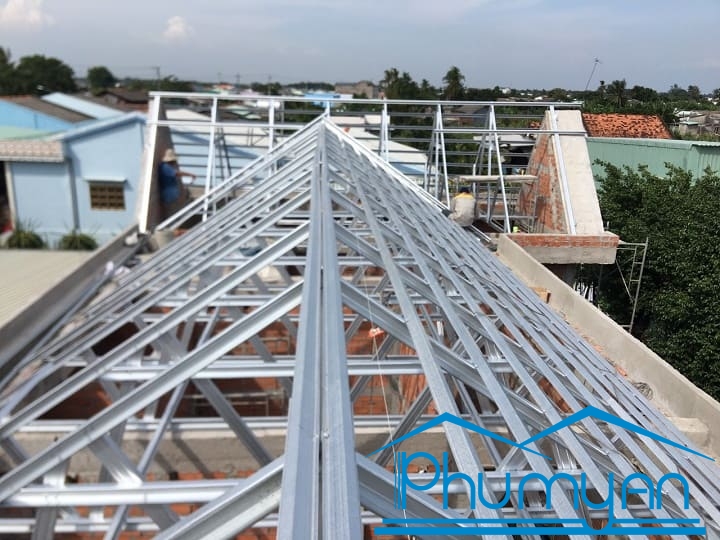 Mai-nha-khung-thep-lop-ngoi-tai-tam-vu-long-an