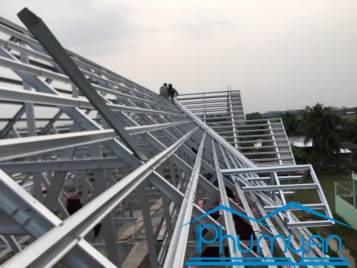 Thi-cong-mai-nha-khung-thep-tai-long-an-uy-tin