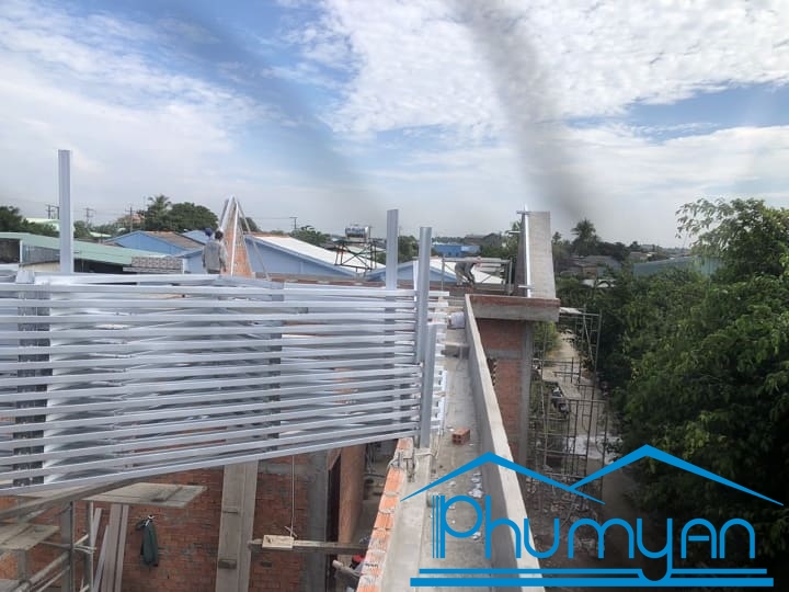 Thi-cong-lap-dung-keo-thep-mai-ngoi-tai-tam-vu-long-an