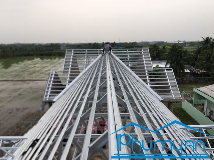 Thi-cong-lap-dung-khung-keo-thep-ma-tai-long-an-chuyen-nghiep