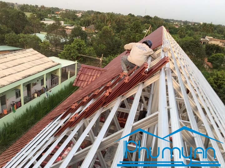 Thi-cong-lap-dung-mai-nha-khung-thep-lop-ngoi-tai-long-an