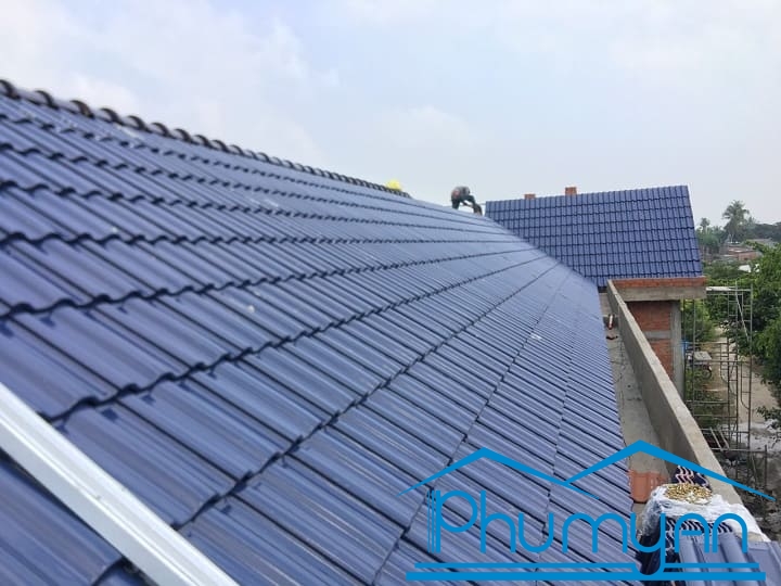 Thi-cong-lop-ngoi-tai-tam-vu-long-an