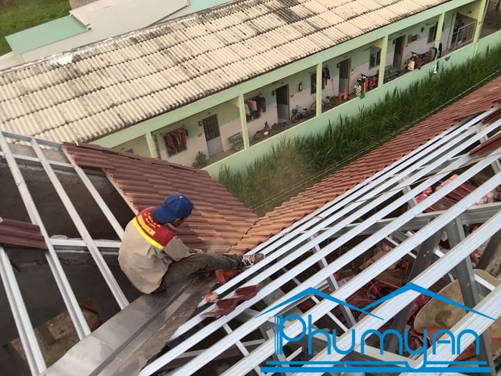 Thi-cong-mai-ngoi-chuyen-nghiep-tai-tan-an-long-an