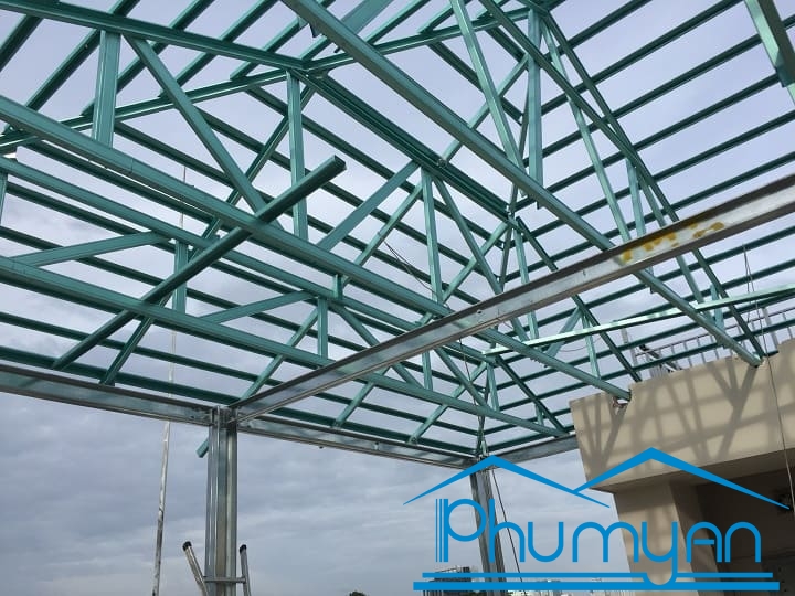 thi-cong-he-keo-thep-ma-kem-lop-ngoi-quan-1