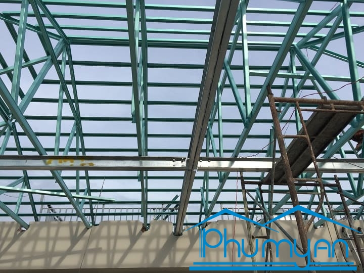 thi-cong-he-keo-thep-ma-trong-luong-nhe-quan-1