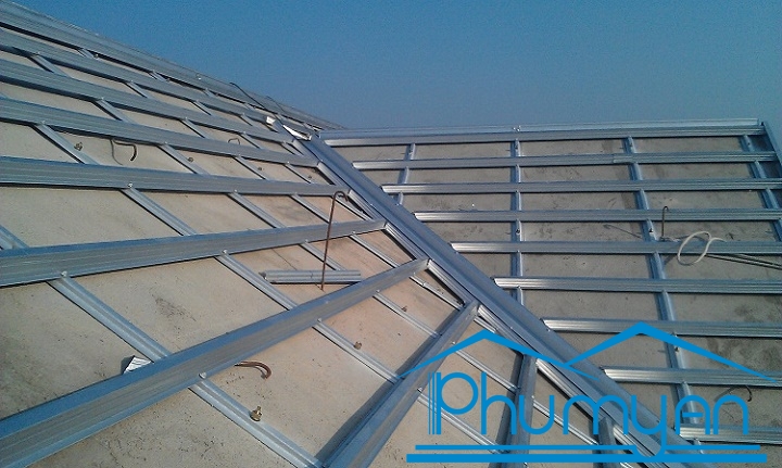 thi-cong-khung-keo-thep-ma-quan-7