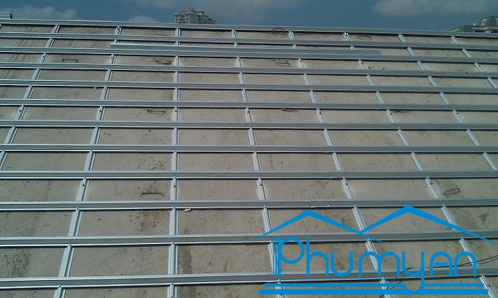 Thi-cong-khug-keo-thep-mai-quan-7