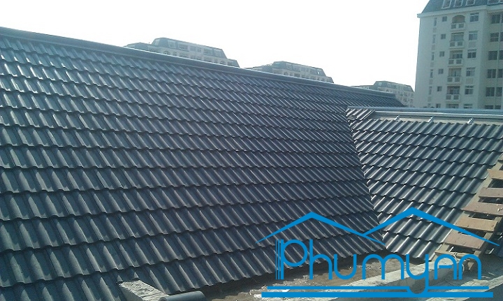 Thi-cong-mai-ngoi-gia-re-quan-7