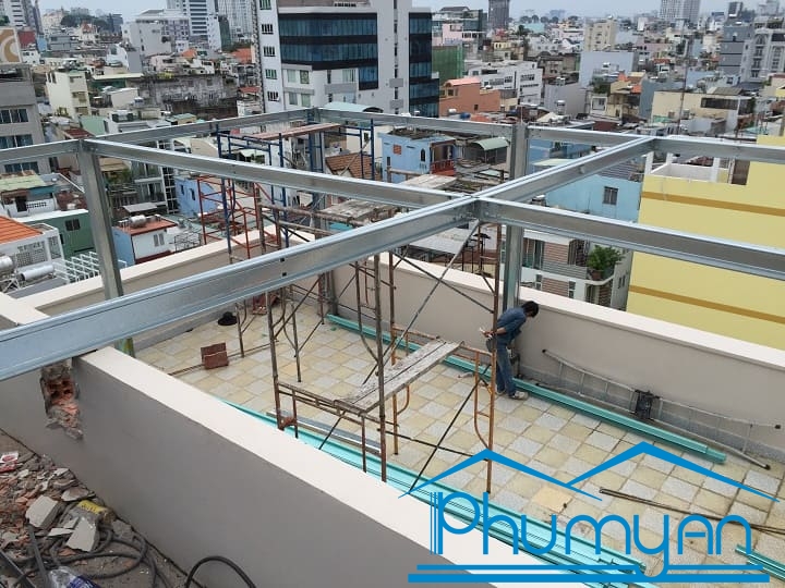 Thi-cong-mai-nha-khung-thep-lop-ngoi-quan-1