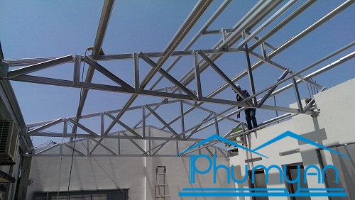 Khung-keo-thep-cho-mai-tole